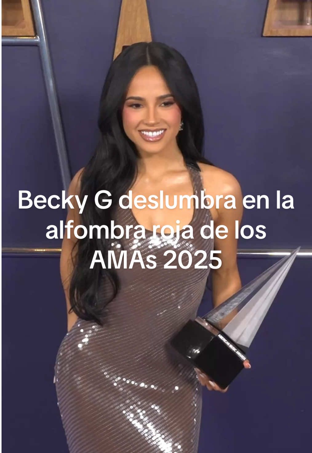 Con un #look de #moda y #belleza que la hacía brillar literalmente, #BeckyG fue una de las #latinas mejore vestidas de la #redcarpet de los #AMAs de este año. @Becky G 