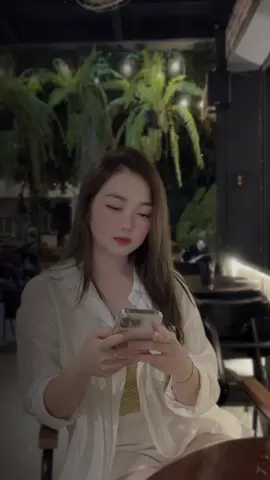Có những điều bạn từng nghĩ là tất cả, từng vì nó mà đặt cược hết lòng tin, từng mơ về một tương lai rực rỡ. Nhưng rồi, thời gian dạy bạn hiểu: không phải thứ gì rực rỡ cũng sẽ ở lại. Có những người, những kỷ niệm, từng bước vào đời như ánh nắng rọi qua ô cửa, ấm áp thật đấy… nhưng ngắn ngủi. Giờ nhìn lại, chỉ là một vệt nắng lửng lơ giữa trời, đẹp nhưng chẳng thuộc về. Không cần trách ai cả, vì có những điều đến là để dạy ta cách buông. Và buông không phải vì không còn thương, mà vì đã đủ thương mình hơn rồi. #CapCut #yeuroidedo #damvinhhung #tamtrang #foryou #foryoupage #fyp #viral #ngocelis 
