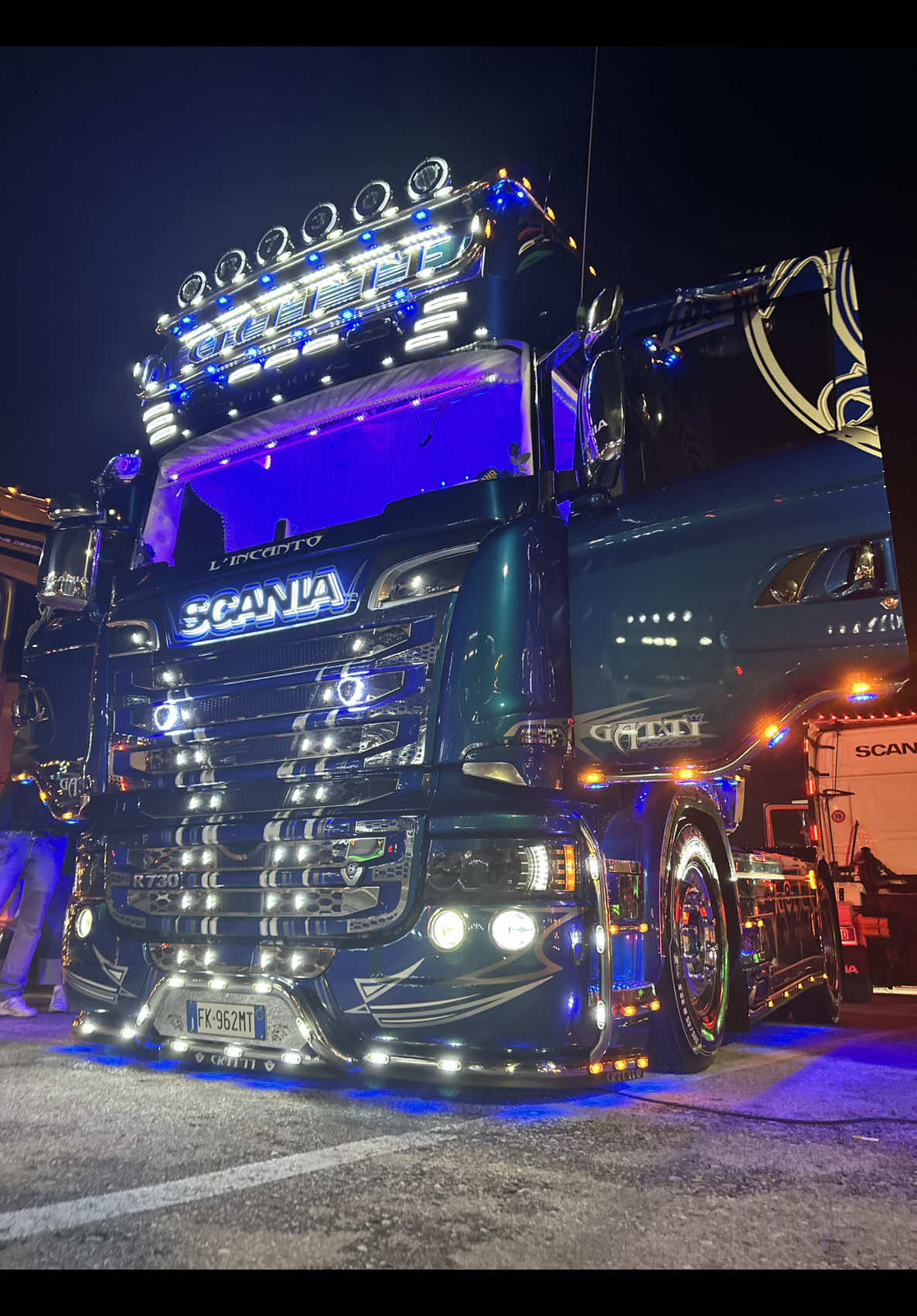 🚛💨🌟Weekend del Camionista Misano - SCANIA R 730 TEAM GATTI - SCANIA R TEAM PADOVANI 🚛💨🌟 @kingtruck__  @lubana_wash @gabry_garage  Il più grande evento dedicato ai camion in Italia! Migliaia di appassionati, mezzi personalizzati, show dei motori e truck da tutta Europa. Un’esperienza unica tra rombi, colori e passione vera per i giganti della strada! Vuoi trasformare anche il tuo camion in un’opera d’arte? Visita subito il sito di King Truck e scopri tutti gli accessori e le personalizzazioni da vero fuoriclasse! www.king-truck.com – Il re della strada ti aspetta!  Se sei in zona Brescia e vuoi il tuo camion sempre splendente, segui @lubanawash! Professionisti del lavaggio per veri camionisti! Affida il tuo mezzo a chi sa come trattarlo. Trasforma il tuo camion in un’opera d’arte con Gabry Garage! Specializzati in personalizzazioni uniche e dettagli che fanno la differenza, rendiamo ogni mezzo un capolavoro su ruote. Se vuoi dare nuova vita al tuo camion, affidati a veri artisti del settore! #Misano2025 #RadunoCamion #WeekendDelCaminionista #KingTruck #GabryGarage #LUBANAWash #TruckReels #ScaniaV8 #TruckEngineJokers #EventoCamion #scaniar #CamionDecorati #PassioneCamion #CamionistiItaliani #scaniar730 #scaniar500 