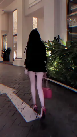 Phải làm sao nói cho anh biết anh đã đánh mất đi thứ gì nhỉ?  Người như em thì ở bên ai cũng hạnh phúc thôi, vì vốn dĩ ngay từ đầu em đã là người trao sự hạnh phúc này cho anh mà.