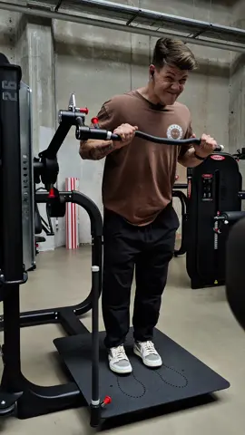 Panatta Total Arms, this machine is really growing on me as a finisher on arm days, whether it’s for biceps or triceps. For those complaining about too many adjustments, I’d just say, there’s a first time for everything. And to those claiming it pulls more on one side than the other… ever tried your leg extension lately? Solid 8/10. @Panatta Official #panatta #arms #equipment #innovation #fyp #goviral #review #Fitness #bodybuilding #gym #gadget #tryouts  #biceps #dansktiktok #inspiration #motivation 