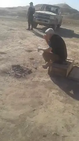 في مطار تلعفر طلب مني الحاج ابو مهدي المهندس الماي للوضوء جبتله هذا البطل الي بيده وشارب منه ربع اني  باوعلي وضحك كالي وين قنعت هاي الميه توضيني كتله حجي والله تونه نازلين بالمطار وماعدنه مي باوعلي وكال ابشر هسه يجيكم المي ورا ١٠دقايق حوثيه كله سيتات مي جابولنه وزعو على نقاطنه وهذا المقطع اول مره انشره تصوير موبايلي الف رحمه على روح والديه الي يترحمله  ابو الاكبر السيلاوي