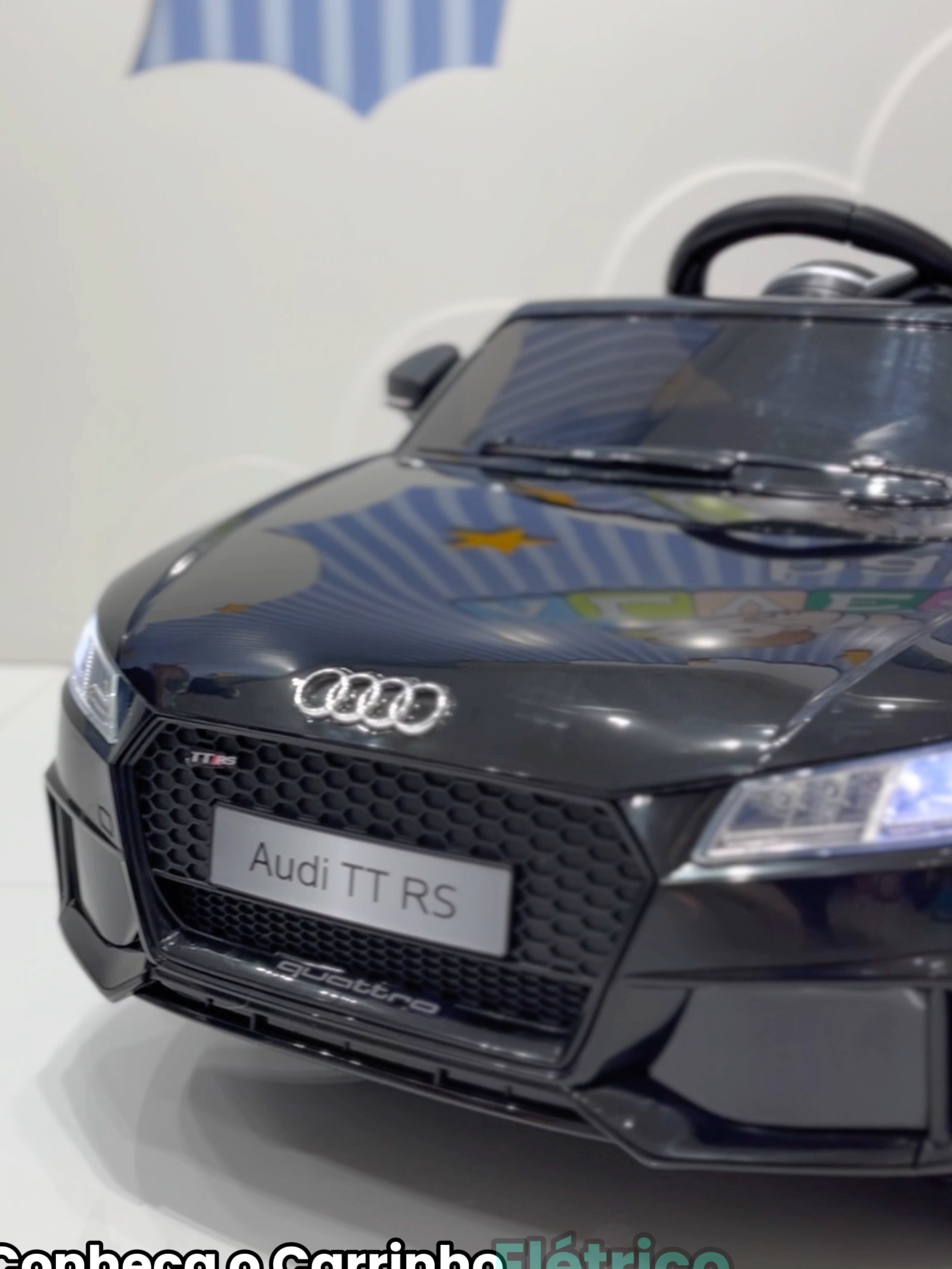 O Carrinho Elétrico Audi TT RS da Bel Fix é o sonho de toda criança apaixonada por velocidade — e de pais que prezam por segurança e controle! ✔ Dirigido pela criança ou pelo adulto via controle remoto ✔ Músicas, buzina, histórias e até aulas de inglês 🎶📚 ✔ 2 velocidades: até 5 km/h ✔ Voltagem 12V com visual esportivo incrível ✔ Suporta até 30 kg e tem acabamento de luxo! ✨ Diversão com estilo e controle total você encontra na Alves Baby! #bebe #criança #carroeletrico #infantil #Audi #lojainfantil #maedemenino #maedemenina #carrinhoinfantil #brinquedo #diversão #presente