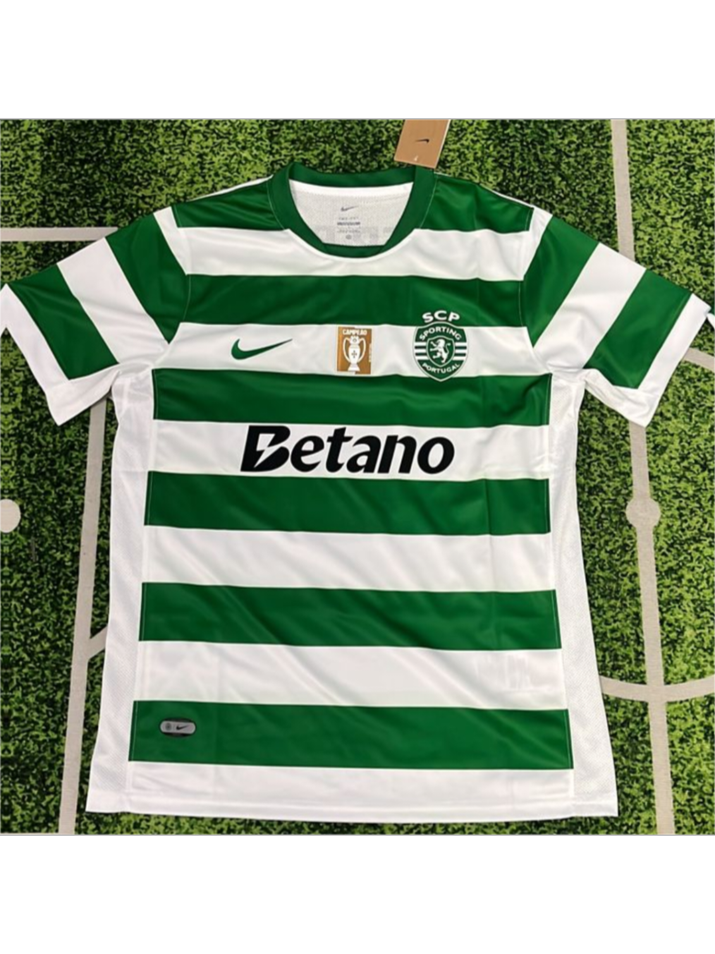 Já disponível para todos os sportinguistas e simpatizantes a preços de primeira categoria... Encomenda já a tua camisola. Portes Grátis Personalização+3€ #concept #jerseys #camisolasdefutebol #futebol #newseason #sporting #scp @FutJerseys Portugal 