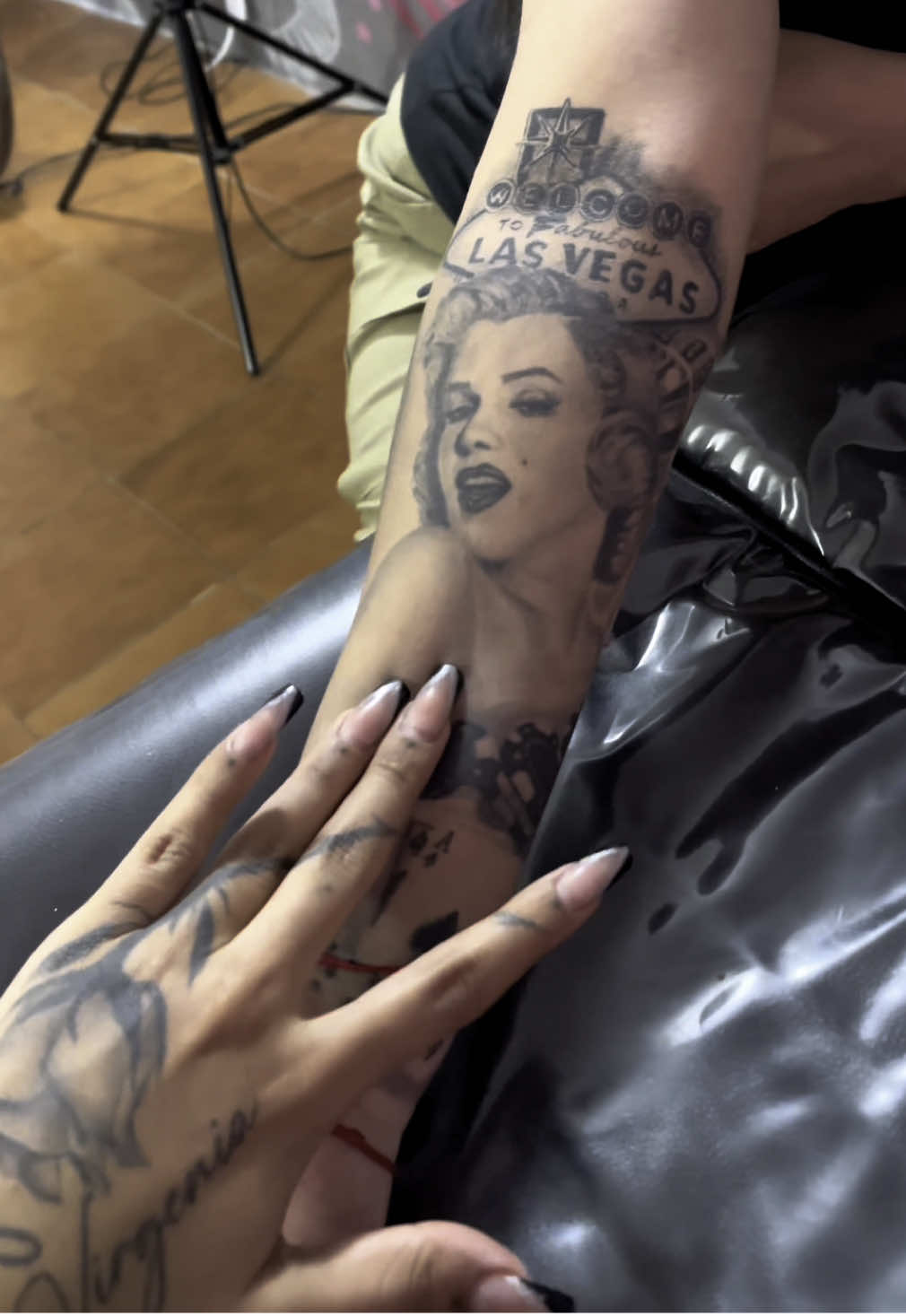Megan y Marylin… Manga en proceso 🫶🏻 estás primeras sesiónes ya curadas, y ahora es que le falta! Una buena manga lleva paciencia y bastante tiempo mi gente #manga #mangatattoo #tattoo #marilynmonroe #meganfox #tatuaje 