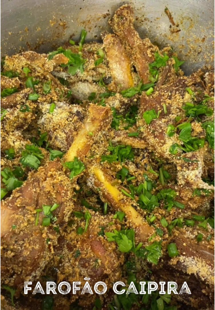 Farofão Caipira  Simplesmente fora do tradicional,surpreendentemente saborosa para o almoço de domigo,ou como tira gosto principal. 1 frango caipira  Suco de 1 limão para temperar  Pimenta do reino ,sal a gosto  1 colher de sopa generosa de pastinha de alho e sal  1 cebola grande  Meio pimentão verde  Cheiro verde a gosto  Depois de temperado,deixe descansar por no mínimo 30 minutos. #caipirachic#caipiradefato#caipiramemo#caipirão#caipiraraiz#caipiradomato