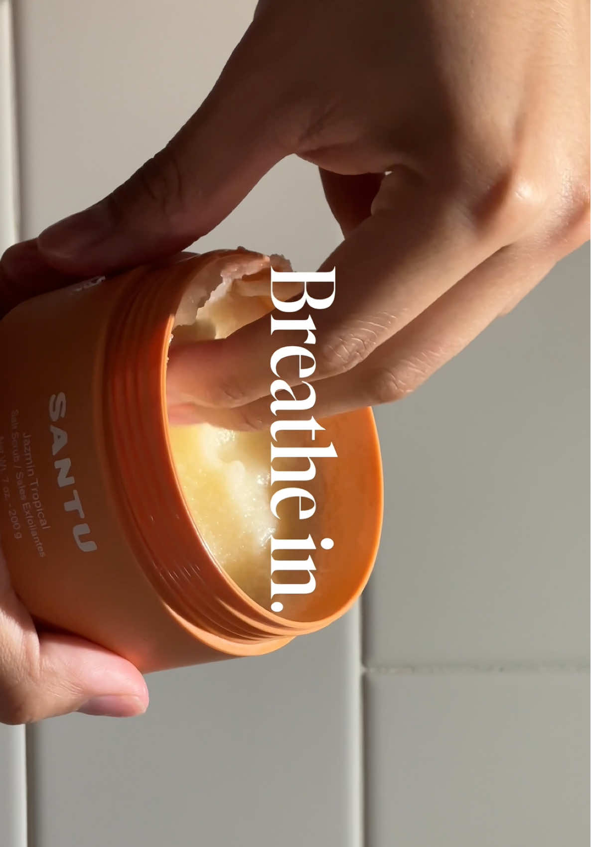 This scrub + lotion duo has been my new favorite ritual lately 🧡 @Santu Beauty #asmr #asmrsounds #bodyscrub #bodylotion #mexicanskincare #skincaretiktok 