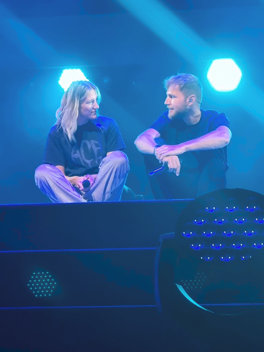 Na het nieuws van vandaag en het terugkijken van de filmpjes op m'n telefoon wilde ik deze toch delen, geniet maar even 4 minuten van de chemie tussen deze mooie lieve en getalenteerde mensen ✨️❤️  ( soundcheck ziggodome 2022 ) #ziggodome #suzanenfreek #freek #suzan #duo #singers #dutch #optreden #soundcheck #amazing #talent #Love #dromeninkleur #Nederland #ziggo #sterkte #foryou #trending #nieuws #fyp #concert #filmpjes #zingen #humor #tiktok #singtok @Suzan & Freek 
