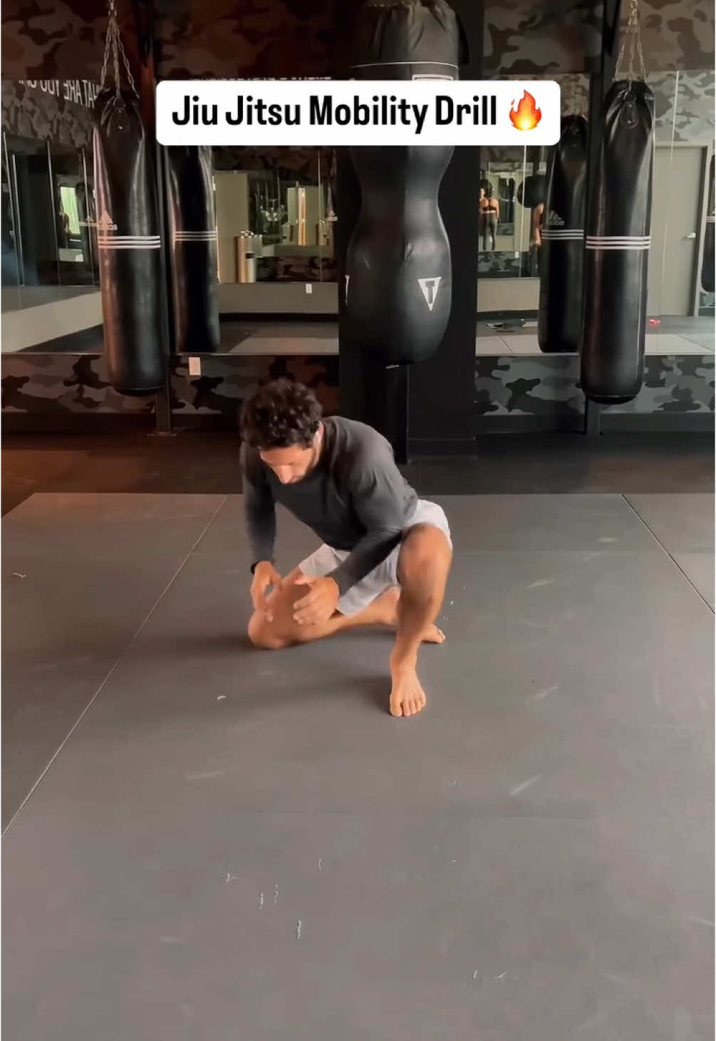 Jiu Jitsu Mobility Drill 🔥 1) Supine sideliner x3 2) Combat base get up Great warm up drill for Jiu Jitsu 👌🏼 #jiujitsuflo #jiujitsu #bjj #brazilianjiujitsu 