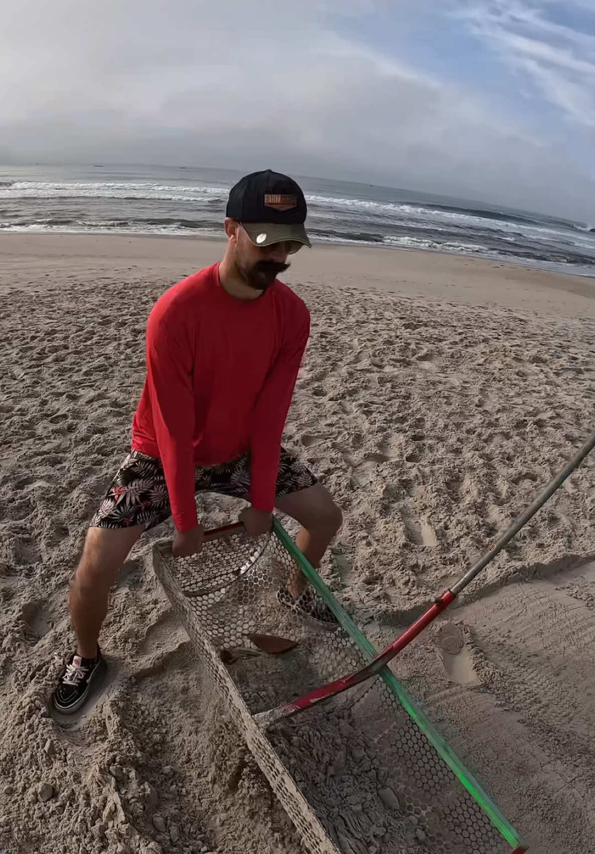 A coisas escodidas na areia da praia #ecopeneira #praia #limpezadepraia 