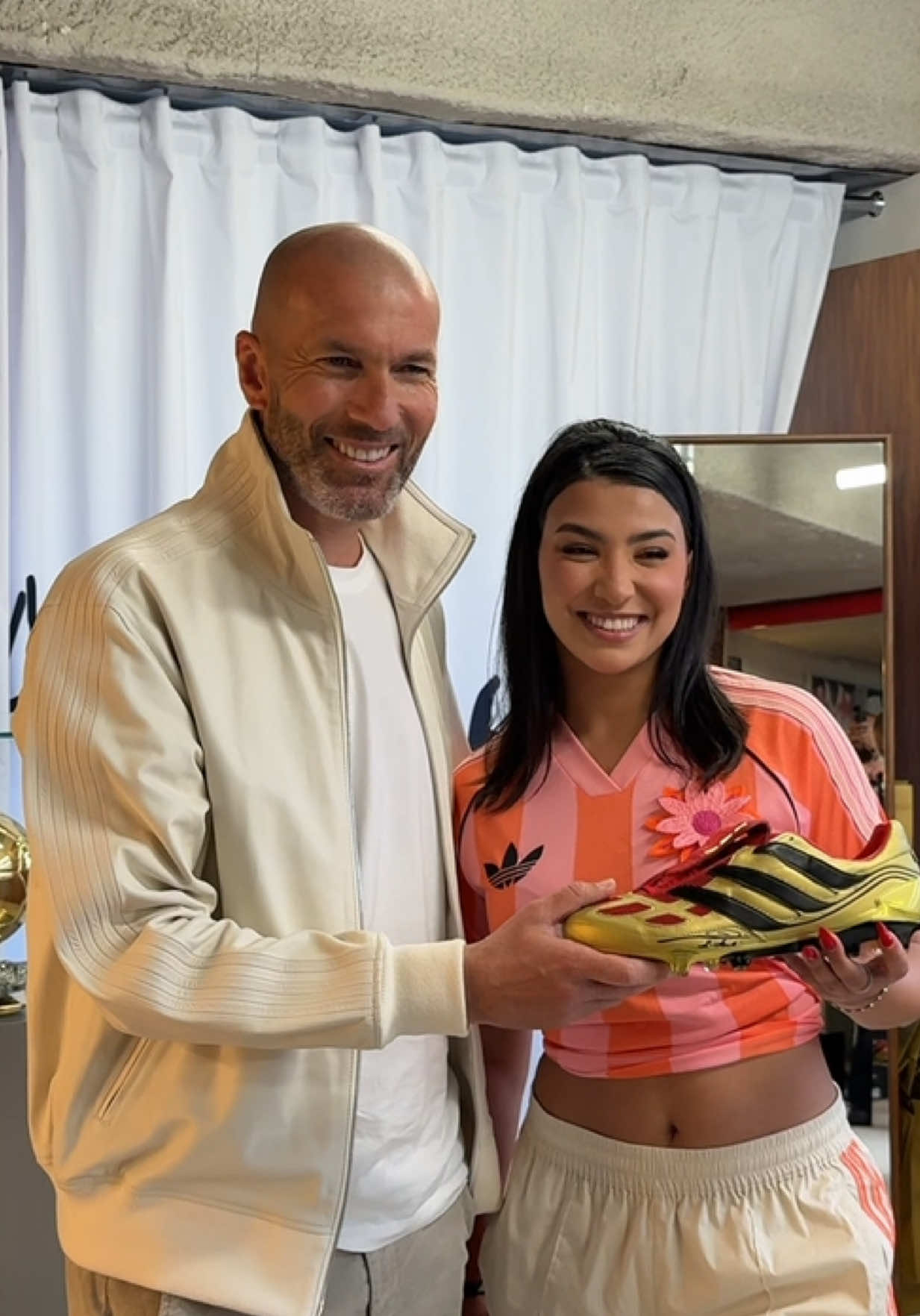 J’ai rencontré ZIDANE 🥹⚽️ et mon vlog est en ligne 📹 Merci @adidas ❤️ #zidane 
