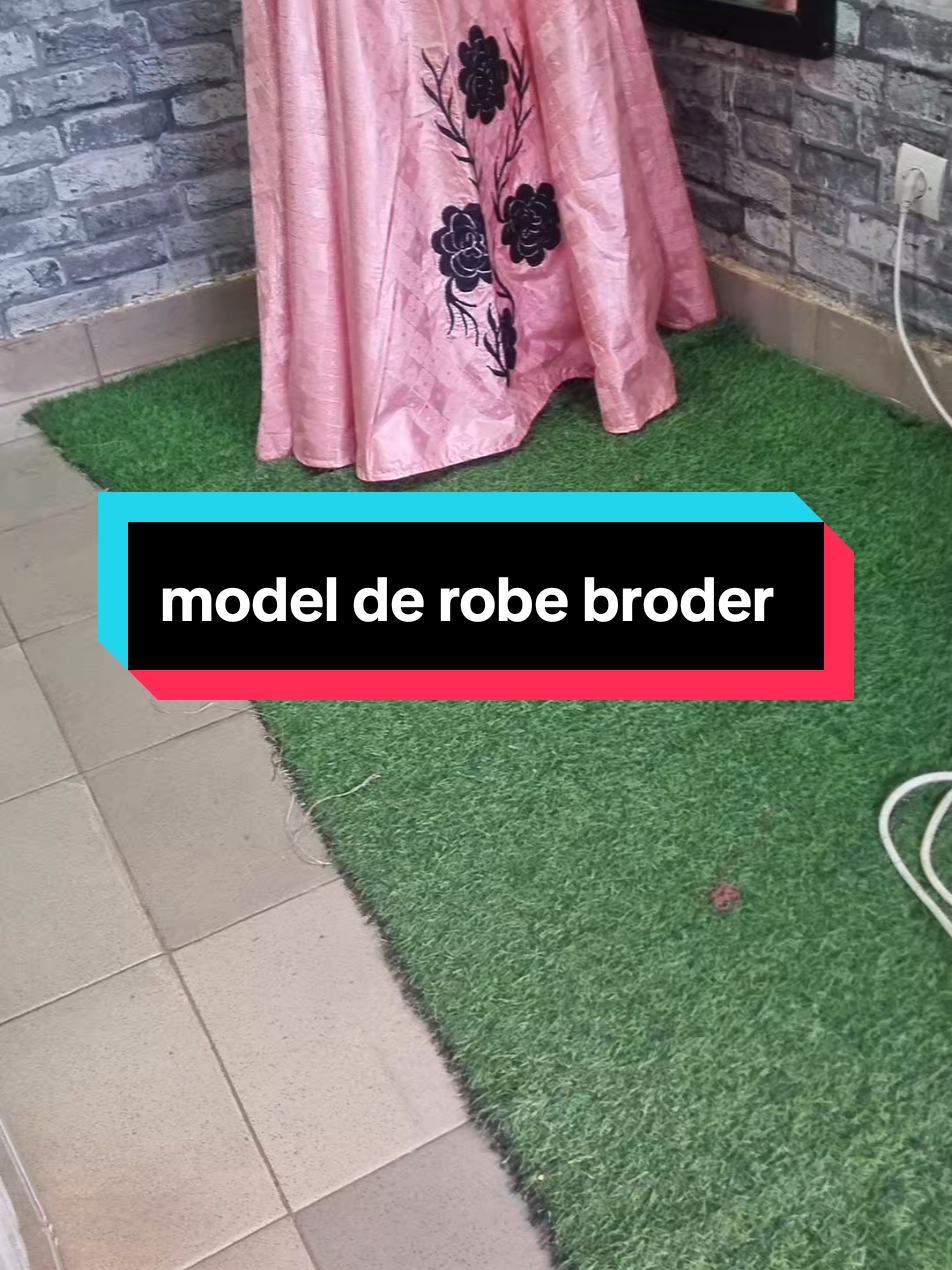 model de robe broder #robe #bazin #broderie #modeSénégalais #EFFETWAOUH #ouedraogomariam332 #tictocfrance #titocguinée 