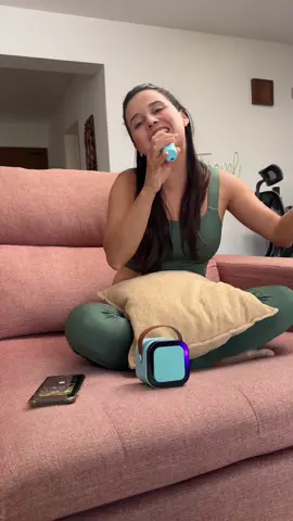 Agora temos um Karaokê portátil 😆 🎶 🎤  Ele vem com 2 microfones, você pode parecer seu celular no bluetooth, ele possui alterações de voz e muda a luz da caixinha de som!!! É só levar no encontro de amigos e garantir a festa 🎉  O link da caixinha está aqui na descrição!!! 