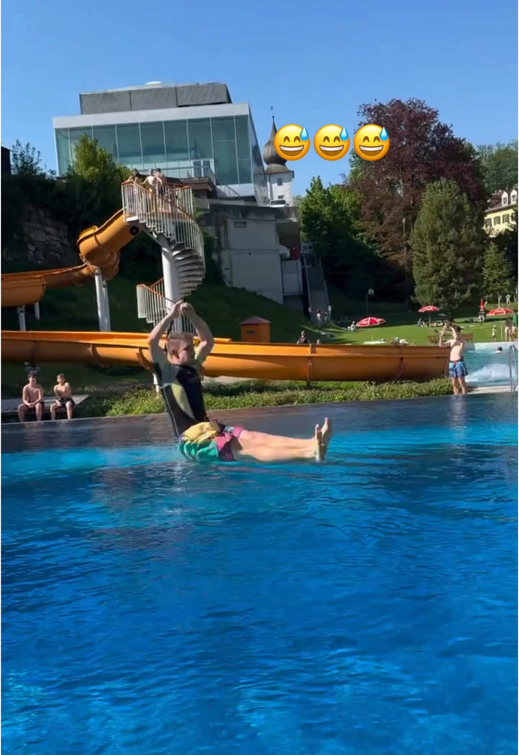 He was ok 👍 (via pilsvalentin/IG) #dive #jump #pool 