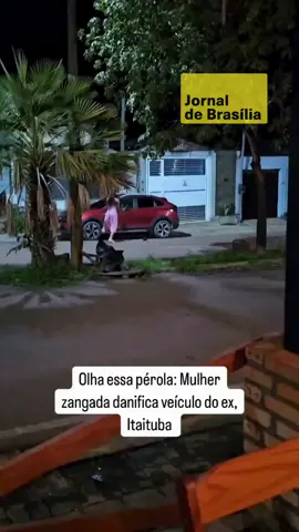 😳 Segundo informações, o casal está em processo de separação e ele já estaria em outro relacionamento. A mulher, que não aceita as condições da separação e cobra uma dívida do ex, o encontrou em um bar da cidade com outra mulher e, revoltada, partiu pra cima do carro dele, causando vários danos. 🎥 Reprodução #jornaldebrasilia #treta #confusão #relacionamento #viral #carro