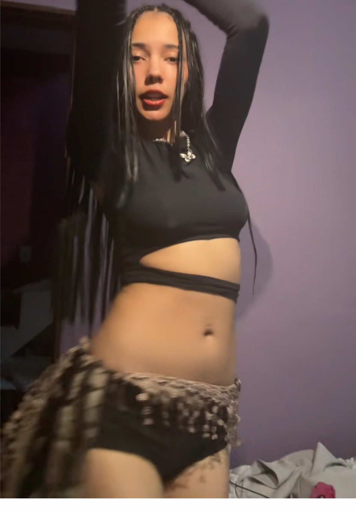 Eu sou iniciante na dança do ventre, e minha ring light quebru, por isso estou com a lanterna do celular 🥰 gostaram? To aprendendo a dançar no youtube 😍😍♥️ #dançadoventre #cabelolisonatural #magrinhasdotiktok #digitalinfluencer #dancadoventre #kanadynne 