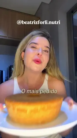 mais esperado Bolo de Cenoura Fit! Segue para mais emagrecimento estratégico e qualidade de vida para você! Meu objetivo é te ajudar da melhor forma! ✔️6 Ingredientes: ▪️Cenoura (2 unidades-196g) ▪️Ovos (4 unidades) ▪️Farinha de aveia (2 xícaras de chá - 140g) ▪️Azeite (1 colher de sopa) ▪️Adoçante forno/fogão (6 colheres de sopa) ▪️Fermento comum (1 colher de sopa ) ✔️Modo de preparo: ◾️Bater no mix ou liquidificador a cenoura, os ovos, o azeite, e o adoçante, até ficar um creme homogêneo; ◾️Em um bowl misturar o creme batido com a farinha de aveia; mexer até incorporar; colocar o fermento e colocar em uma forma de 20cm, redonda com furo no meio untada e enfarinhada; levar ao forno por 20 minutos aproximadamente e pronto! ⏰Tempo de preparo só 27 minutos 😋Esse Bolo de Cenoura fica delicioso! Sem glúten, sem lactose e muito fácil de preparar! ☝🏻Quem já quer provar? 🚀🚀Salve e compartilha com uma pessoa especial!