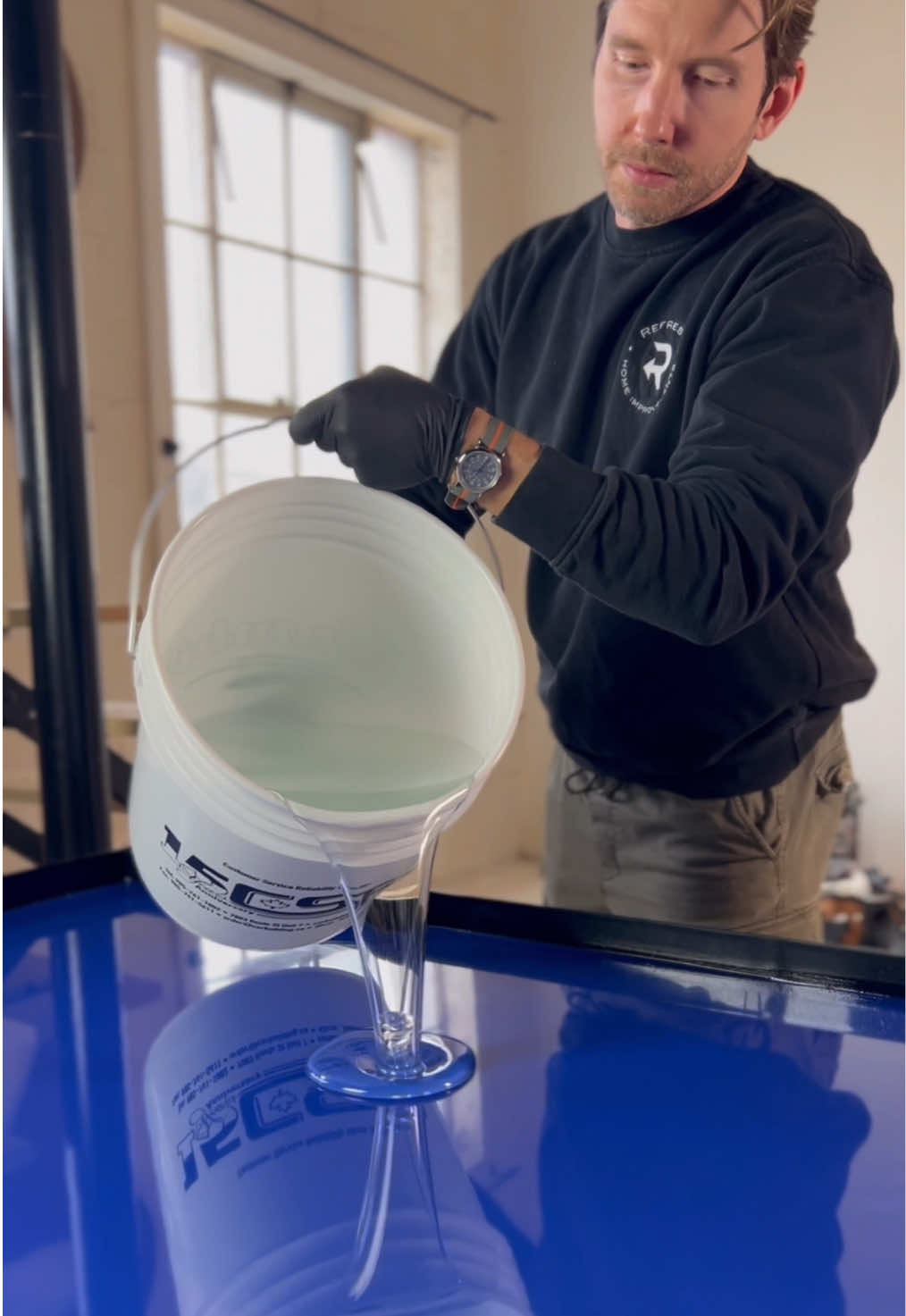 Have you ever poured your own epoxy resin tabletop? We have! Thanks to @Concrete Countertop Solutions 