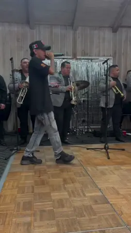 La Novia Del Pajarillo 🎤 . . . . . . . . #viralvideo #viral #oigacompadre #poderasignado #changuito_lopez1 #viraltiktok #fyp #foryoupage #fire #takeoff @Banda Raíces Sinaloenses 