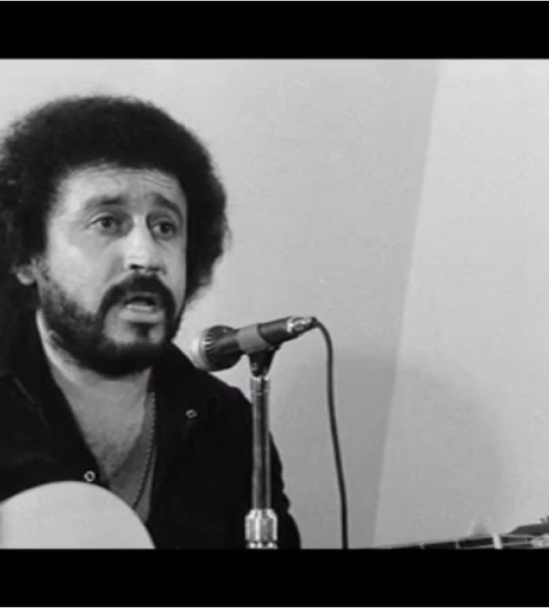 🎙️ Alí Primera en Cuba 🇨🇺🇻🇪 Una voz de lucha y ternura. En esta inolvidable serenata, el cantor del pueblo interpreta “Paraguanera”, un homenaje a la mujer venezolana y a la tierra paraguanera. #AliPrimera #venezuela #Cuba
