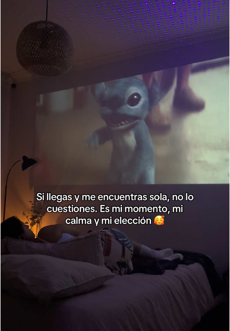 Gracias a este proyector, mi casa se convirtió en el lugar más cómodo del mundo 🌍  #proyector #projector #miniproyector #miniprojector #magiccubic #portableprojector #proyectorportatil #cine #cineencasa #cinema #homecimema #TikTokShop #timewithfamily #tiempoenfamilia #peliculas #films