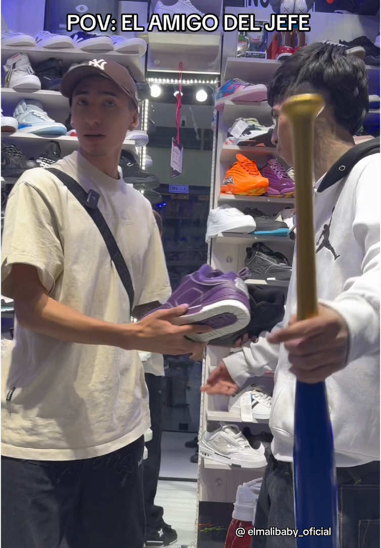 #pyt #comedia @Kaws sneakers 