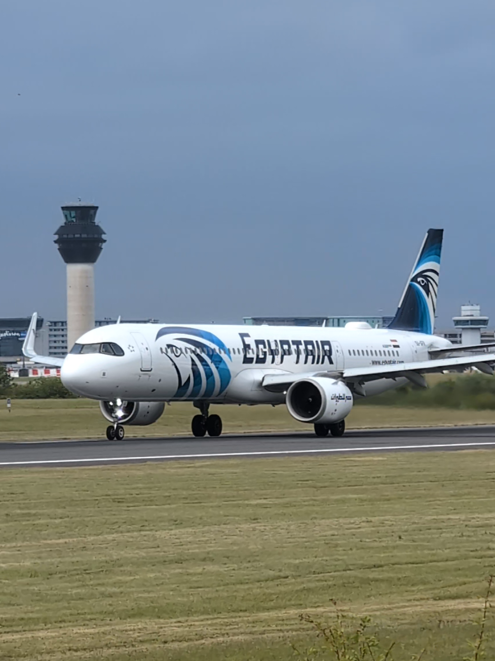 Egyptair Airbus A321neo departing MAN bound for Cairo, Egypt out of Runway 23L  @EGYPTAIR  #manchesterairport #planespotting #fyp #aviation #viralvideos #airbus #egypt 
