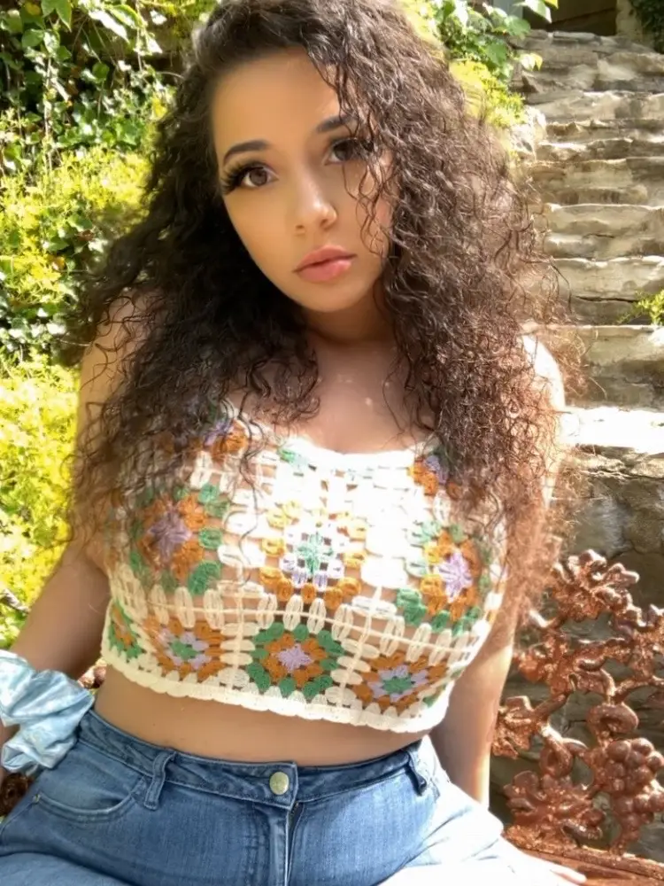 Hi 👋🏽  I haven’t done an about me post in FOREVER && I think it’s about time for one!  I go by Bella 🖤 I’m I guess what you call a “content creator” in the interweb space. I do this to have a creative outlet, self expression, connect with people, maintain self love and to be a light for others in this world. I have recently this past few years stepped my toes into the cosplay space which has been very playful and accepting of me. I take care of animals for a living when I’m not content creating and a huge planty babe. Massive gamer of all types/systems, love comics, dressing up, makeup , books, movies and a HUGE Scifi fan. I co-own/host a Scifi/fantasy themed podcast called timeless.sciencefiction. It is a huge passion project of mine and I hope you will be enticed to check it out.  I sell mini selfies, original sticker artwork from my past looks on my Ko-Fi and have a  P🍎treon for exclusive/random content!  Hmmm I’m not sure what else to say haha, I may do another Q&A soon so hopefully that’ll answer any other questions. Welp thanks for reading! Thank you to those who have recently followed me && thank you to all my beautiful souls who have been here supporting me! I am extremely grateful!  This adorable crochet crop was gifted to me by a kind soul 🥹 Byyyyeeee!!! #biracial #fyp #foryou #hello #cosplayer #scifihost #podcasthost #gamer #plantgirl #curlyhair #animals #aboutme #bellaanimaa 