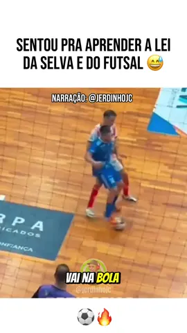 Essa é a regra de ouro: não dá o bote, jogador! Foi de vez e deu o bote… já era, foi pro chão!🤣🤣🤣🤣 #DribleHumilhante #NãoDáOBote #FutebolDeVárzea #FutebolAmador #FutebolProfissional #FutebolArte #LancesEngraçados #FutebolRaiz #HumorFutebolístico #SoccerFails #Esporte #jerdinhojc 
