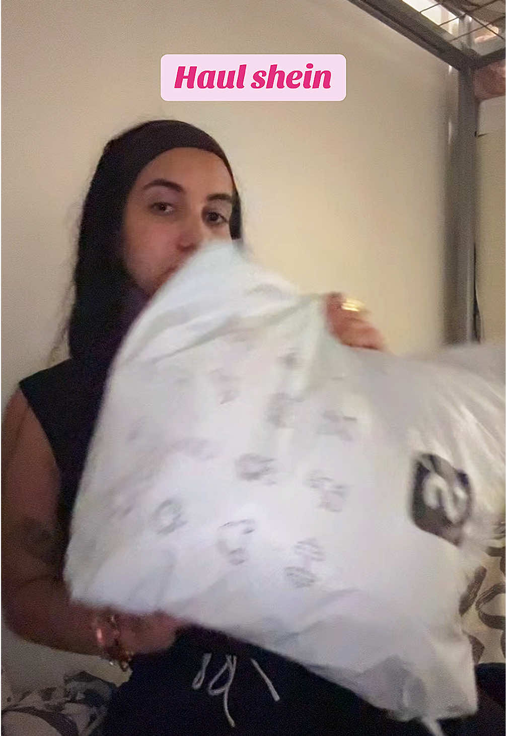 pardonnez la luminosité!! Je ferais un try on haul!  Toutes les refs sont dans ma bio 💕💕💕 #haulshein #hauls #unboxingvideo 