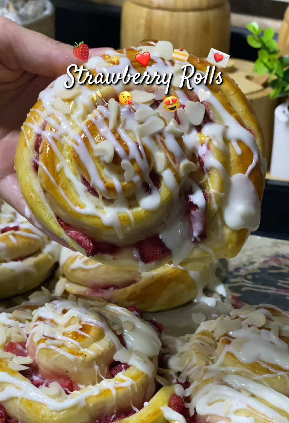 Strawberry Rolls 🍓🍰 Une pâtisserie savoureuse qui allie la fraîcheur des fraises à la douceur de la pâte, créant une expérience gustative irrésistible !😻 📒Ingredients For the dough: 250g all-purpose flour, 20ml warm milk, 240g sugar, 244g dry yeast, 21 eggs (variety), a pinch of salt, 240g soft butter, 21 teaspoon vanilla extract  1. Dans un grand bol, mélanger le lait et la levure. Ajoutez le sucre, les œufs, le sel, le beurre fondu et l’extrait de vanille et mélangez bien. Ajoutez ensuite la farine et mélangez jusqu’à obtenir une pâte homogène. Laissez reposer la pâte 1 heure à couvert jusqu'à ce qu'elle double de volume  #va#ValentinesDaye#heartshapedr#fraiset#strawberryrollsi#vibesx#explorei#girlsو#روتيني️#❤️❤️ه#سهرة_ولا_أحلىي#حياتيa#CapCutt#Strawberry#strawberryroll🍓🍓🍓t#strawberryrollsل#الشعب_الصيني_ماله_حل😂😂