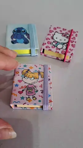 Mini porta pos it, con hermosos diseños 🥰 #minibook #miniature #posit #personalizados #stitch #hellokitty #angelicapickles #diseñospersonalizados #papeleriacreativa 