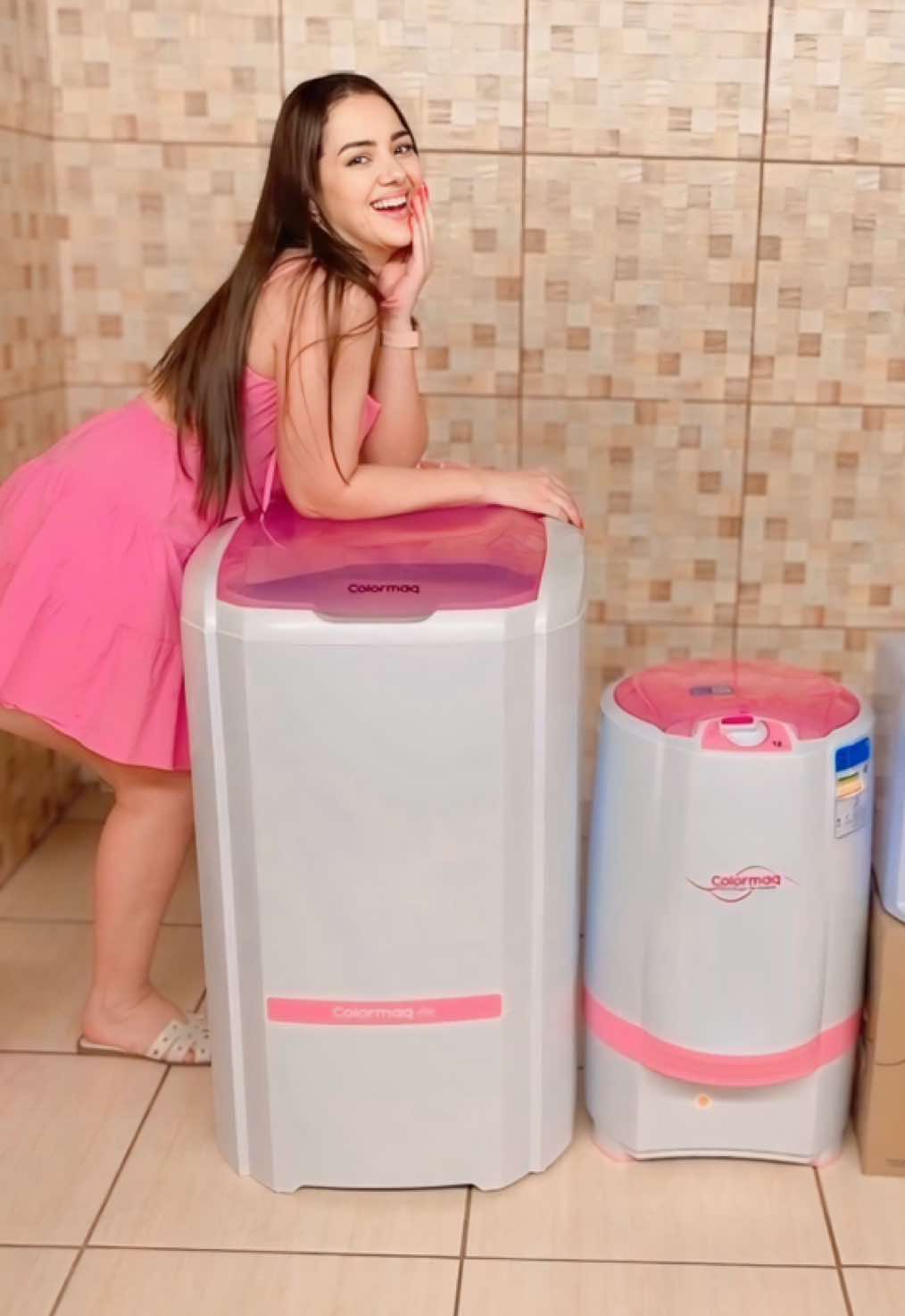 Link na Bio 🩷 Amando essa duplinha @Colormaq … roupas muito mais limpas e cheirosas 🩷💙 #colormaq #tanquinhorosa #casinharosa #amorosa #lavandoroupas #donadecasa #lavagemderoupas #tanquinho #centrifuga #tanquinhocolormaq 