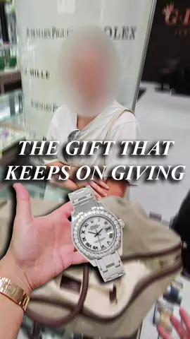 Would your ex ask you if you wanted your gifts back?😂 This young lady is too kind! She came in looking to get the best deal on a 28mm Rolex Pearlmaster (REF #80299) w\ MOP dial🤩 After a negotiation with G we honored our offer and made the mazal! She’s a good saleswoman😅 We wish her well on her next venture! • • • #gluxejewelers #miami #watches #negotiation #ladieswatches #whitegold #motherofpearls #watchcommunity #watchesforsale #buyselltrade #bestjewelry #ladiesjewelry #breakupgift 