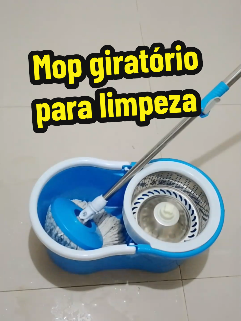 Mop giratório com esfregão de microfibra e balde de 8 litros, agora você não precisa mais usar as mãos para ficar secando o pano e muito menos puxando água com o rodo.  Este Mop de limpeza promete deixar sua faxina muito mais leve e rápida.