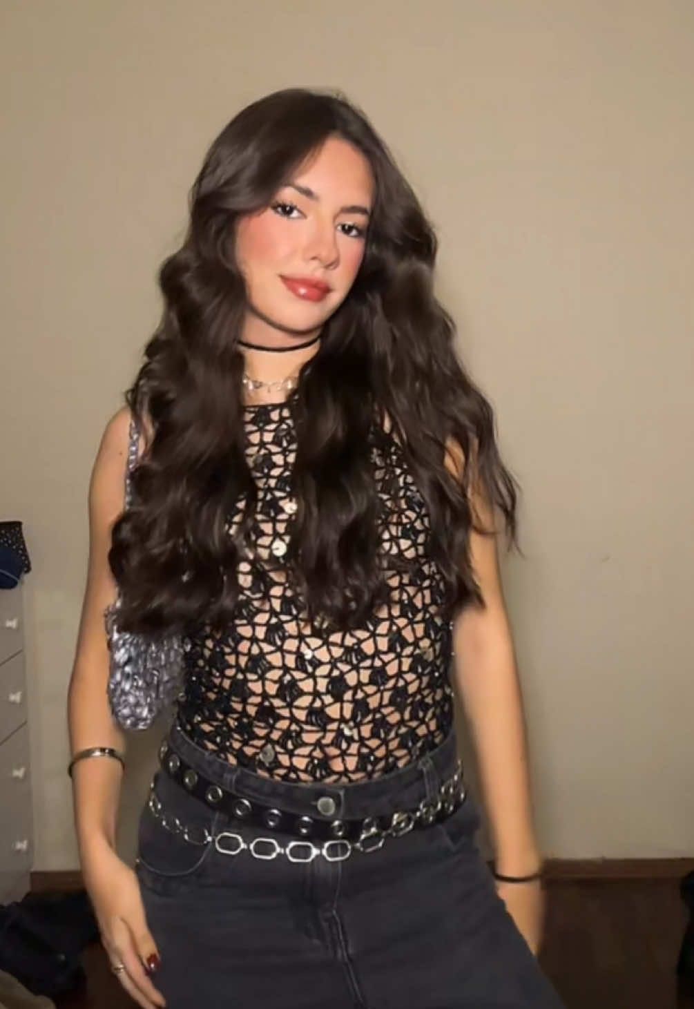 Viciada em decote nas costas… Esse é o nosso novo top teia! 🕸️🕷️ Feito todo no crochê + bordado todo a mão. Encomendas no link na bio!  #crochettiktok #croche #topcroche #inspolooks #inspiracaodelook #girlsbelike #girlsclothing 