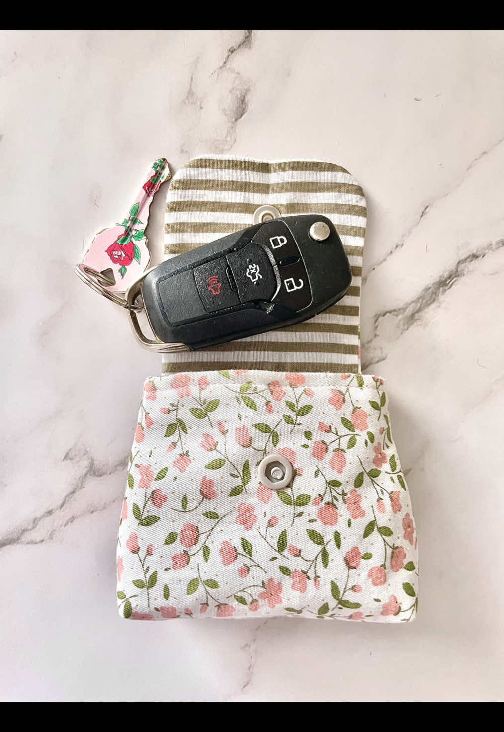 How to sew a easy Mini Pouch. Beginners friendly project. #DIY #easysewingproject #sewingtutorial #howto 
