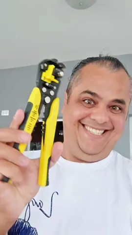 Sobre este produto Alicate automático decapador e crimpador -5 em 1 Instrução de uso: Essa ferramenta revolucionária torna os projetos de reparo e montagem mais eficientes para usuários domésticos ou profissionais. Você poderá perceber que a decapagem se tornou mais simples, mais prática e mais segura. Este equipamento é ideal para todos os profissionais do seguimento. Ajuste o botão para desemcapar a bitola do cabo até 24 AVG (0,3mm). Ajuste o botão para o símbolo 