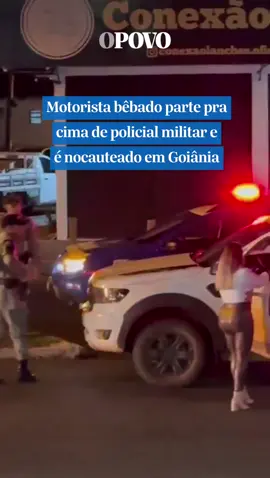 Um homem foi nocauteado durante uma abordagem policial na noite de sexta-feira, 23, em Goiânia, capital de Goiás. Segundo a imprensa local, o motorista estava bêbado e na contramão. Ao ser abordado, ele discutiu com um agente e tentou partir pra cima.  Ao ser nocauteado, ele desmaiou. O motorista foi encaminhado ao hospital e depois a delegacia, onde foi preso pelo crime de desacato e por dirigir bêbado.  🔗Para mais informações, siga  O POVO nas redes sociais  📸 Vídeo: Reprodução / Redes Sociais  ⁠ #desacato #goiania #bebado  #tiktoknoticias 