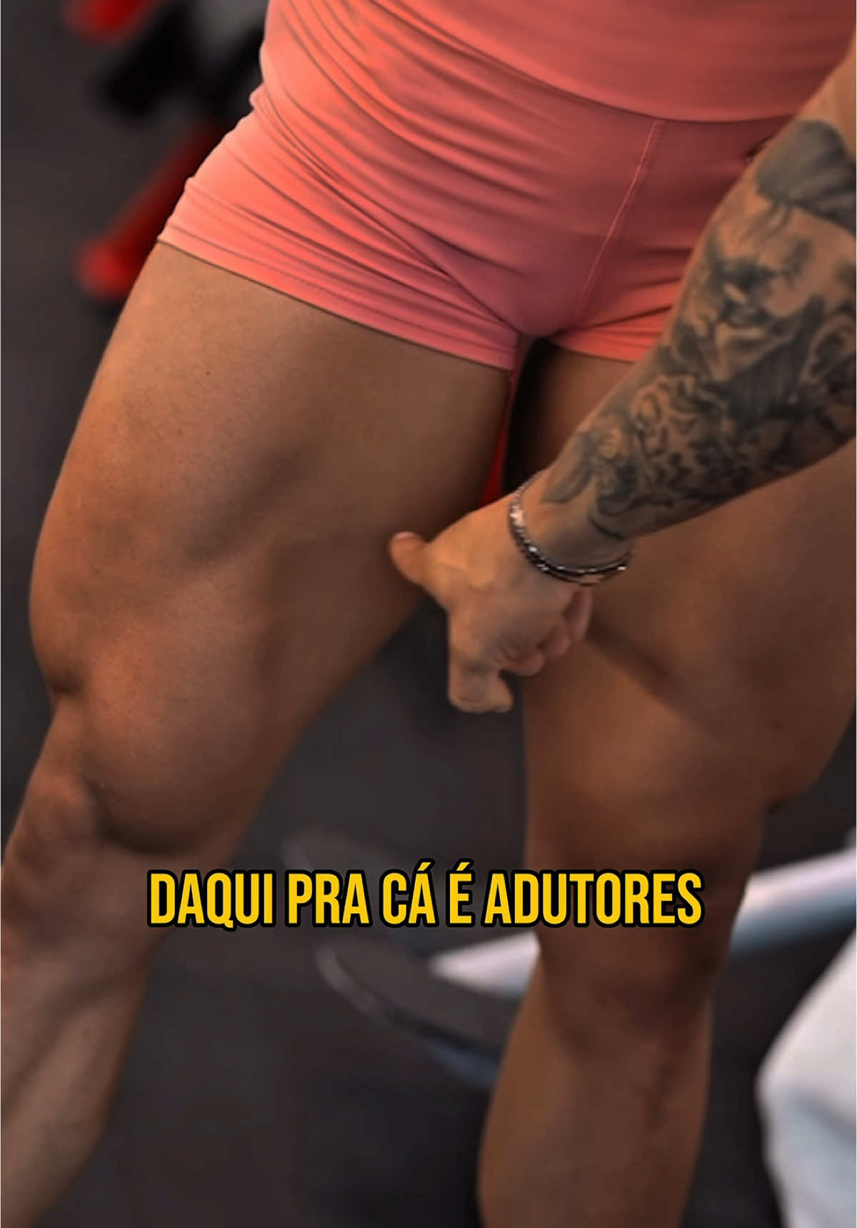 Quer ter o aspecto de coxas mais grossas de frente? Os adutores são responsáveis por esse visual. Como melhorar os adutores? Com amplitude no movimento durante a execução. Ex pêndulo,leg,agachamento e também fazer a cadeira adutora.  @Dani Mendonça  Vídeo completo no canal 🎥💥 #treino #musculação #hipertrofia #dicas #sallessquad 