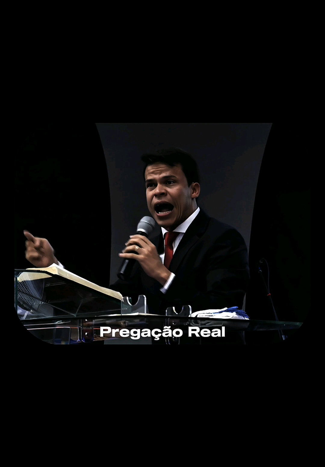 Ou namora pra casar ou namora pra pecar. Namoro não é brincadeira. É o início de um propósito, não um passatempo para satisfazer desejos momentâneos. Quando um jovem entra em um relacionamento sem a intenção de honrar a Deus e seguir os princípios da Palavra, ele se expõe ao pecado, à impureza e ao vazio espiritual. Muitos estão trocando a santidade por momentos de prazer, trocando o compromisso por carícias escondidas, e confundindo atração física com amor verdadeiro. Quem conquista pela carne será desprezado pela carne, porque a beleza passa, o corpo envelhece, mas o caráter permanece. A Palavra nos ensina a fugir da aparência do mal e a buscar um amor que edifica, que constrói e que honra a Deus. Se ainda é cedo para casar, então é cedo para namorar. Mas se é tempo de amar, que seja com responsabilidade, com propósito e com santidade. Porque ou se namora pra casar, ou se namora pra pecar, não existe meio termo diante de Deus. 📖 Quer crescer espiritualmente e estudar a Palavra com ainda mais profundidade? Visite nossa vitrine no TikTok Shop! Lá você encontra Bíblias de diversos modelos que vão fortalecer sua caminhada com Deus. #elizeurodrigues #pregação #cristão #namorocristão #jovemcristão 