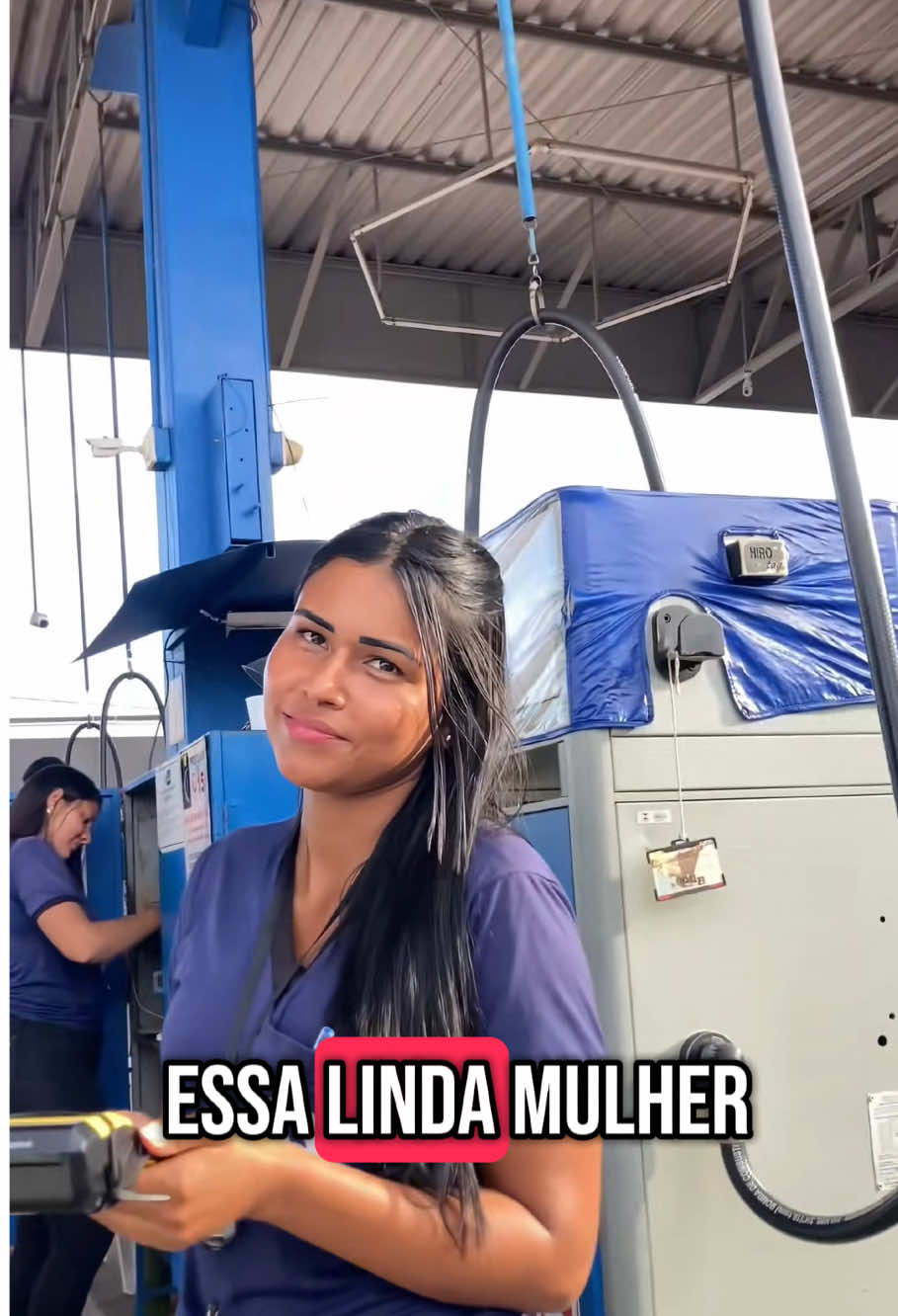 Por que todos querem abastecer nesse posto com a Natália? #frentista #rotinadetrabalho #carismatica #belezabrasileira #carros #caminhao #motos #linda 