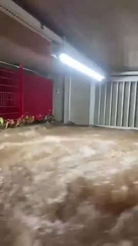 Ultima hora inundación en el metro fuertes lluvias inundan estación del metro inundación temporada de lluvias #tormenta #inundacion #lluvias #lluviasfuertes #noticias #noticiastiktok #alerta #metro #metrocdmx #cdmx 