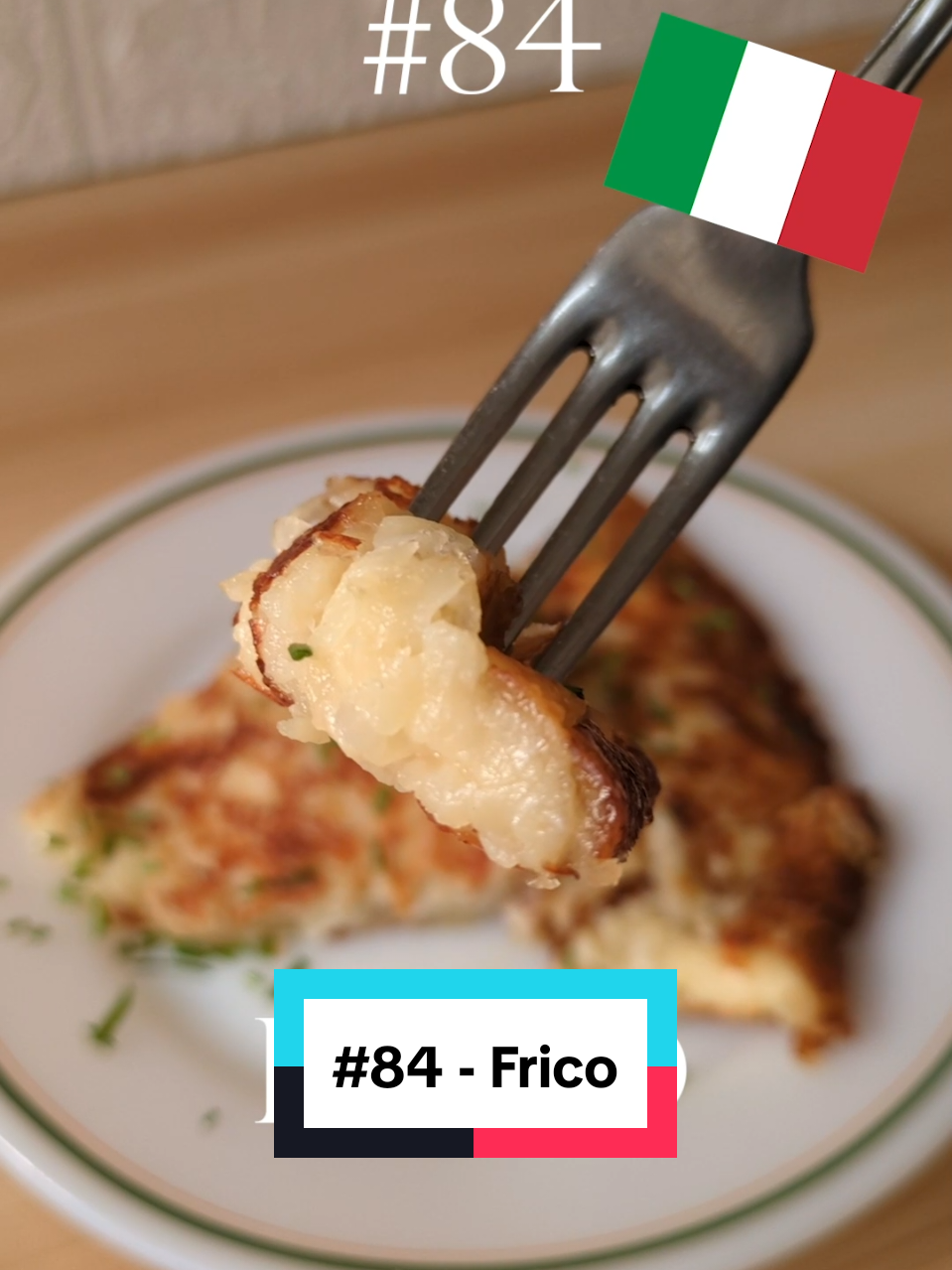 100 formas de hacer papas - #84 Frico Frico o Frico Friulano, una receta de los Alpes Italianos que, apenas la vi, sabía que me iba a sorprender. Si te digo que es una especie de papa rosti, o tortilla, pero que en lugar de huevo, el ligue lo hace una buena cantidad de queso semiduro, qué me decís?  Y sí, es así. Papa rallada y cocinada con cebolla a la que se le agrega queso semiduro que al derretirse termina de darle forma a la tortilla y une a toda la preparacíon. El resultado es, como toda la cocina de los alpes, un plato muy sabroso y potente. Pocos ingredientes, y un sabor increíble, no dejen de probarlo. PREPARACIÓN 1) Pelar y rallar dos papas medianas. Llevar a un bol con agua fría para quitar almidón y que no se oxiden. Mientras, picar en juliana una cebolla chica.  2) En una sartén antiadherente cocinar la cebolla con sal a fuego bajo hasta que tome algo de color. Sumar la papa rallada, salpimentar y cocinar tapado al menos 10 minutos (o hasta que la papa se vea cocida, tiene que empezar a pegarse toda la preparación) 3) Una vez que la papa esté blandita agregar 150 grs de queso semiduro (holanda, dambo, un provolone debe quedar muy bien también) picado en cubos y distribuir bien por toda la preparación. Tapar y cocinar otros 5 minutos o hasta que el queso empiece a derretir 4) Una vez que el queso este fundiendose, esparcir toda la preparación por la base de la sartén. Ahora es como una tortilla de papas: dejar sin mover al menos 5 minutos o hasta que vean que la base tiene costra. Dar vuelta sin miedo, reincorporar a la sartén y cocinar otros 5 minutos más. Retirar, servir y disfrutar! #84 #fyp #recetasconpapas #100formasdehacerpapas #potatoes #frico 