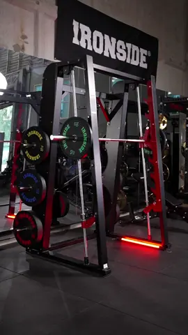 SMITH TM09 IRONSIDE INFINITY CONTROL TOTAL 🦾🔥 Entrena al máximo con seguridad y estabilidad. La Máquina Smith IRONSIDE Infinity fue diseñada para acompañarte en sentadillas, hip thrust, peso muerto y más, con un movimiento controlado y carga potente. 🔩 Barra integrada de 2,2 m con sistema de seguridad 💥 Estructura de acero 50x80x3 mm – sólida y estable 🏋️ Soporta hasta 700 lb de carga 📦 Incluye 6 soportes para discos Ideal para gimnasios comerciales o home gyms de alto rendimiento. 👉 Descubrela en www.ironside.com.mx #Ironside #Fitness #Gym #Gymbro #Gimnasio #Entrenamiento 🦾