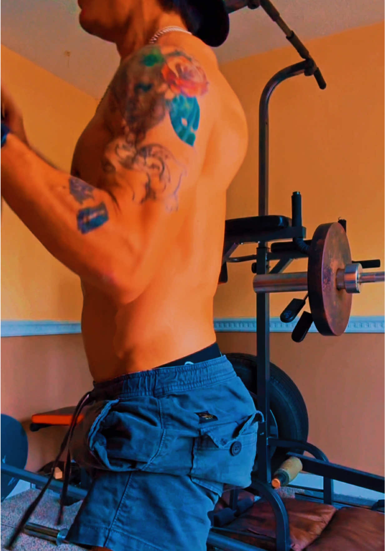 Daily exercises for stronger core‼️👊🏼  Sit-ups 35 pounds // 18reps by side‼️ #fitnessmotivation #training #fortheboys #core #workout #situps #explore #fypシ #foryourpage #functionaltraining #abs #natural 