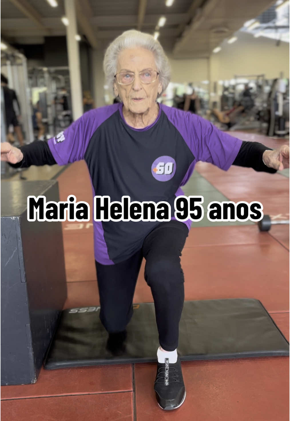 AFUNDO AOS 95 ANOS⁉️ ELA CONSEGUIU‼️👇🏼 🧓🏽🦵🏼🎯 Esse exercício não é simples. 👉 O afundo exige equilíbrio, força e coordenação. Muita gente mais jovem tem dificuldade… Imagina aos 95 anos? Essa é a Dona Maria Helena. Ela não acorda todos os dias pensando em dar show. Mas tem algo essencial: 🎯 um objetivo. Ela foi desafiada a tentar. Treinou, respeitou seu ritmo… E um dia, conseguiu. No envelhecimento, metas assim fazem toda a diferença: 🔹 Mantêm o corpo ativo 🔹 Estimulam a mente 🔹 Dão sentido ao processo Não precisa ser um grande sonho. Mas ter um foco ajuda a continuar evoluindo. Um passo de cada vez — até o afundo acontecer.  #Fitness #fitnessmotivation #homeworkout #fitnessjourney #creatorsearchinsights 