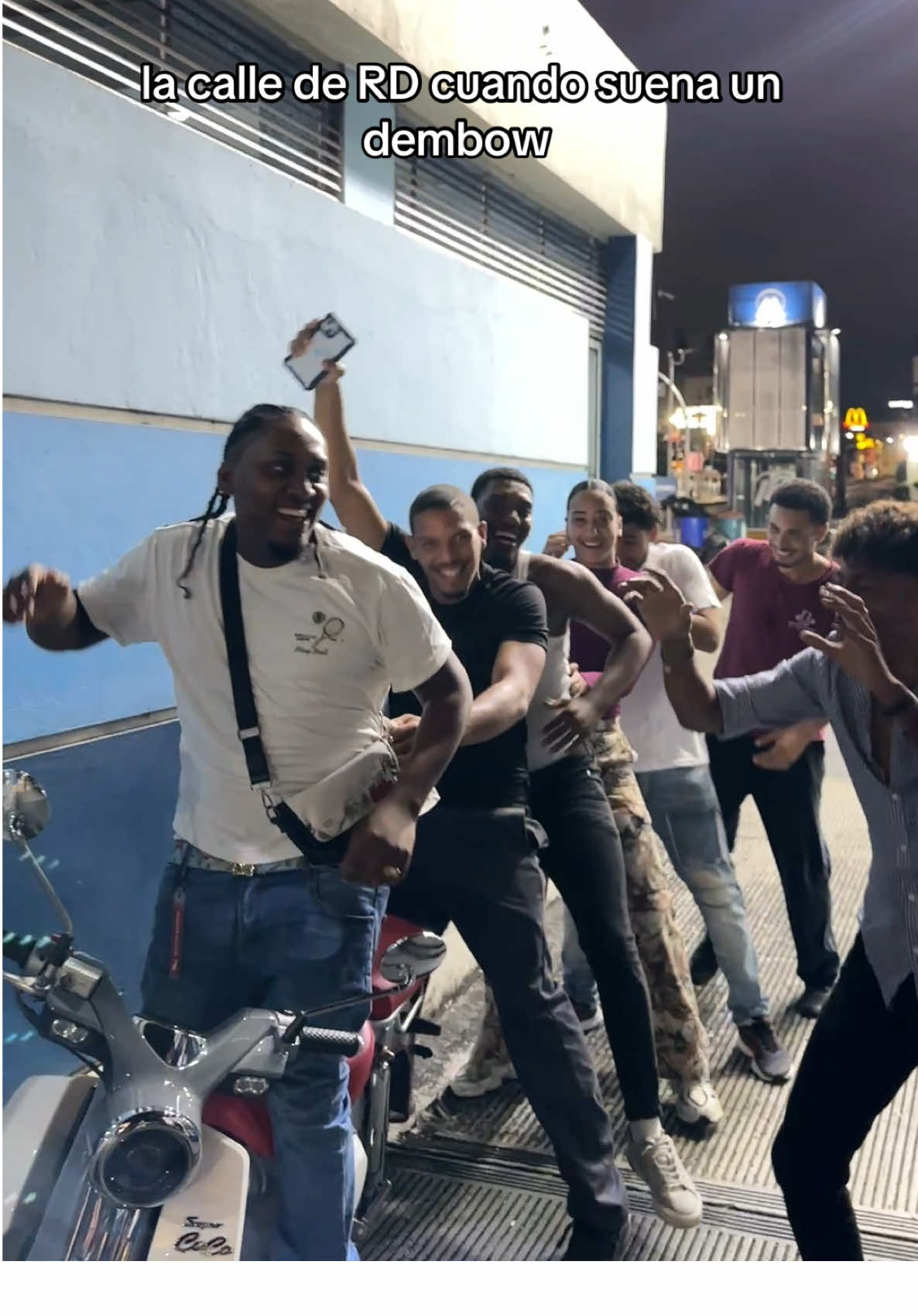 Bailamos ?? Comenta tu barrio y #tecaigo !!!!! 👇🏻  #elcrok #pepe #porahivienepepe  #motor 