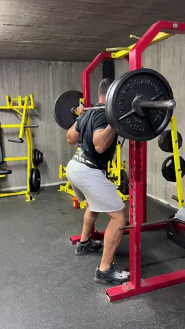 Κάποιος θα σε μπουστάρει στο gym Κάποιος θα σε μπουστάρει στη ζωή Κάποιος θα σε μπουστάρει στη δουλειά    Δεν έχει σημασία αν μπορείς και μόνος σου η ομαδική δουλειά είναι πάντα  καλύτερη 