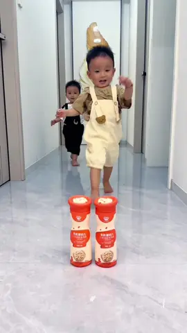 Two babies eager to eat snacks #baby #fyp #funnyvideo #usa 